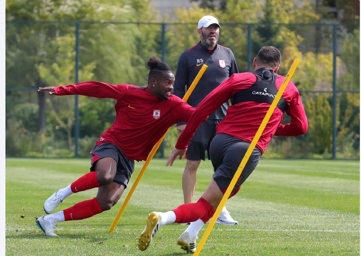 包含葡萄牙体育迎中超关键赛，加时末段外线爆发，震撼外界，赛程密集仍需轮换的词条-英雄联盟直播